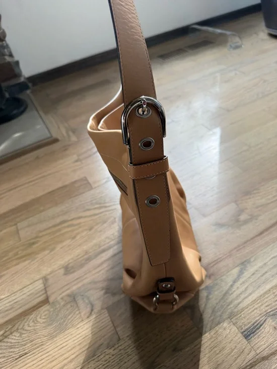 Coach Tan Leather Shoulder Bag with Dark Brown Tag - Picture 4 of 7